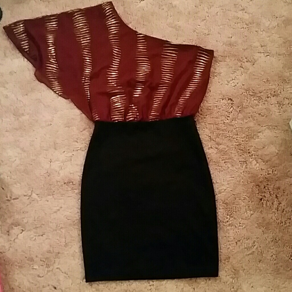 Beautiful one shoulder party dress!
